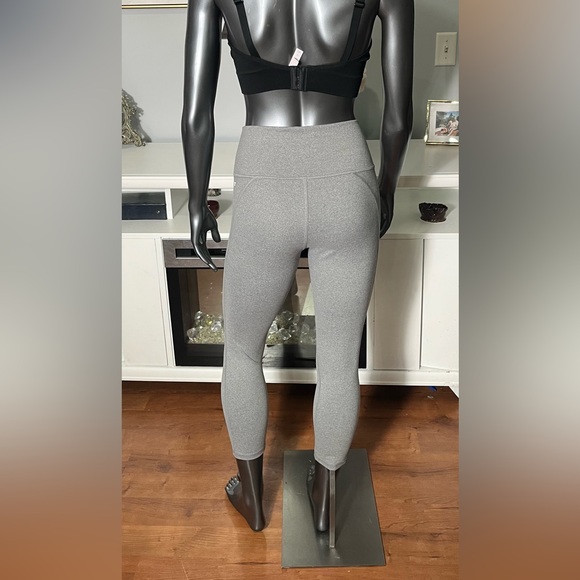NWT Fabletics High Waisted Heathered Capri Athletic Leggings Size M - Picture 5 of 5